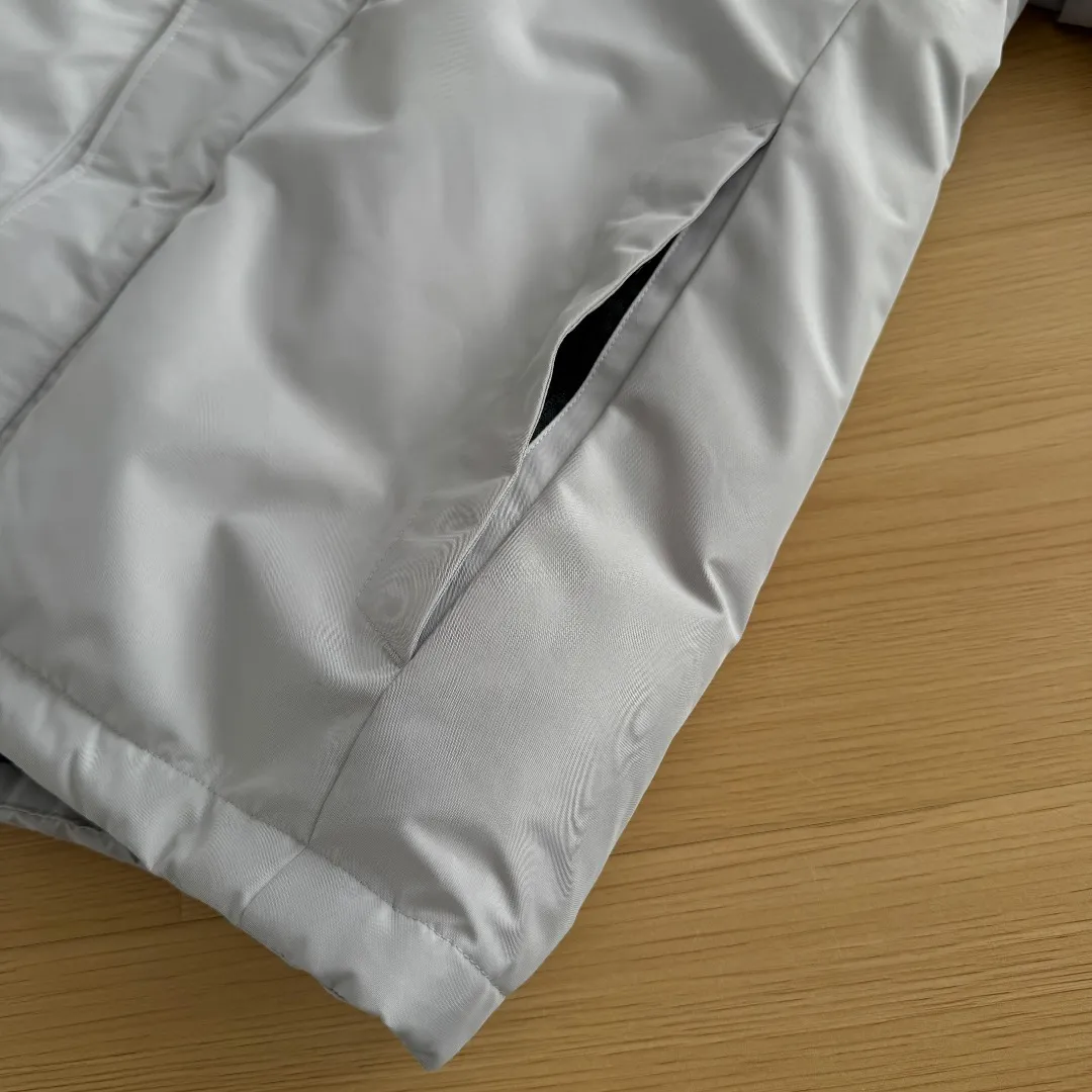 💰P390 Self-photographed. Colleagues please do not pass it off as inferior or stolen pictures! Style number: Y 66-𝗧𝗵𝗲 𝗡𝗼𝗿𝘁𝗵 𝗙𝗮𝗰𝗲｜Japanese version of North Face RETROHIMALAYAN Peak Himalayan Mountaineering Series hooded down jacket ‼ ️Can be recommended! Long-term availability, non-stop supply! Notes on returns and exchanges within 15 days of after-sales arrival: 1: Affecting 2 sales 2: Tag removal 3: Clothes have odor (such as perfume, etc.) These are not supported for returns and exchanges. Others are returned and exchanged normally! 4: If you encounter the wrong goods, wrong size, dirty damage, etc., you can contact online customer service as soon as possible to make up for the return shipping cost [Team studio, physical stall Wholesale customers, group purchasing agents, Internet celebrity supply private chat! 】 -The top original replica version refers to the highest version in China (there is no one). Our products must be high-quality (make a piece of clothing that is ZP when placed in the counter) - Filled with down cotton inside, good fluffiness, excellent thermal insulation effect. One piece is enough in winter. High Quality In Stock, can be recommended as the main product -Customized original waterproof fabric -Three-label accessories, complete accessories, original hardware Fabric: Customized 14D high-strength nylon fabric, thick texture, waterproof fabric, tear-resistant, using ZP consistent single-layer fabric (non-commercial currency contains gallbladder) Embroidery: Japanese Behringer embroidery machine, custom-made 10,000-needle electric embroidery, using imported No. 7 needles and imported embroidery thread, the embroidery is full and three-dimensional, 100% restored to ZP. Accessories: Use original Yoshida YKK zipper, with clear lettering, high weight, and can withstand 100,000 pulls and wear. Drawstring, multi-function buckle, Velcro, washable label, laser anti-counterfeiting, all are original molded 1:1 pairs at the counter, making down cotton woven categories, making an original product with heart, so that every customer has the confidence to introduce to his customers: This is the top replica version in China. Color: Black Gray Size: S M L XL XXL